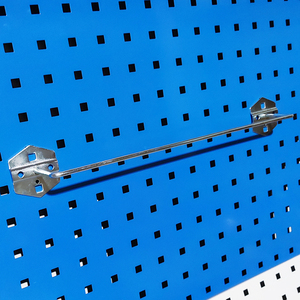 Barra metálica para toallas y almacenamiento en pegboard, con ganchos de hierro, para exhibición de materiales y organización. - Product Image 1