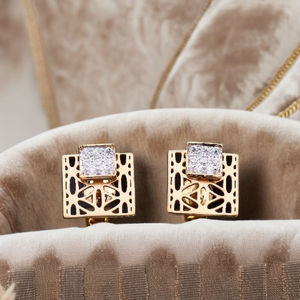 Boucles d'oreilles modernes en or 18 carats avec accents de diamant Design géométrique pour une tenue de fête et quotidienne élégante - Product Image 1