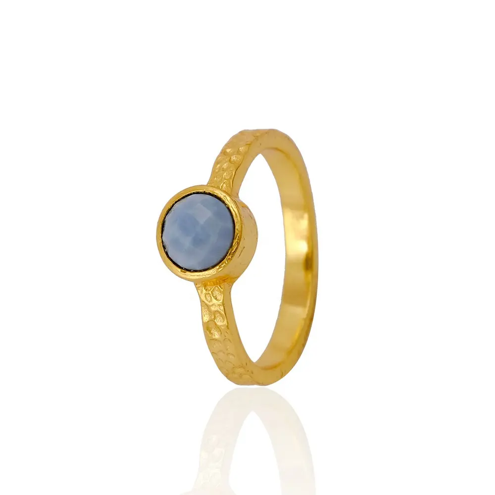 แหวนพลอยโอปอลสีฟ้าทรงกลมทำด้วยมือแหวนวางซ้อนกันได้ชุบทองของขวัญเครื่องประดับทันสมัยสำหรับผู้หญิง