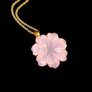 Collar con colgante de flor de calcedonia rosa natural para mujer, colgante floral de cristal de calcedonia tallado a mano, hecho a mano. - Product Image 4