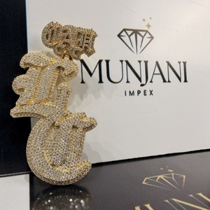 จี้เพชรทรงเหลี่ยมเจียระไนแบบ Iced Out ชุบทองคำสีกุหลาบ ตัวอักษรประดับเพชร VVS คลาสสิก รับรองโดย IGI ฝังแบบ Channel Set เครื่องประดับคุณภาพสำหรับผู้ชายสำหรับงานปาร์ตี้ - Product Image 4