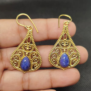 Boucles d'oreilles pendantes en laiton plaqué, faites à la main, de haute qualité, avec pierre précieuse améthyste – Grande Vente - Product Image 1