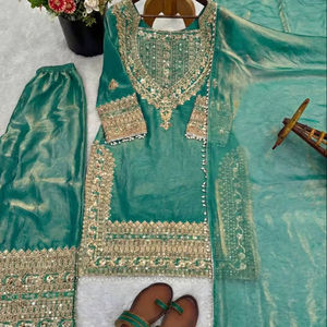 Collection de costumes Sharara ethniques en soie de luxe Fendy – Haut brodé entièrement cousu avec un bas Sharara évasé et un dupatta - Product Image 1