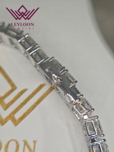 Bracelet tennis en moissanite taille émeraude - Or massif 14 carats plaqué or avec double fermoir de sécurité - Bijoux de fiançailles - Product Image 4