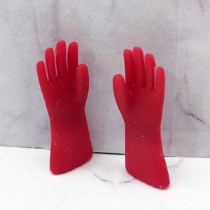 Gants miniatures en silicone rouge, accessoire de maison de poupée, modèle décoratif pour la décoration de chambre et les jeux d'imitation, pour les 14 ans et plus - Product Image 3