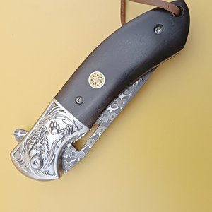 Cuchillo Plegable de Acero de Damasco SHARP POINT TRADES, Hoja Recta de 0.5mm de Grosor, Apertura con Perilla, Mango de Madera - Product Image 5