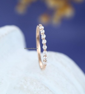 Anillo de Boda de Moissanita de 1.70mm con 8 Piedras, Corte Brillante Redondo Incoloro, Anillo Apilable con Engaste de Burbuja, Joyería - Product Image 1