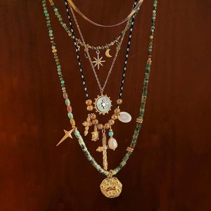 สร้อยคอโบโฮแบบหลายชั้นประดับด้วยหินสีเขียว ลูกปัดทองรูปกางเขน ลูกปัดสีฟ้าคราม และเหรียญวินเทจ - Product Image 5