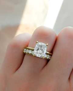 Bagues de fiançailles personnalisées en or massif 14K 18K avec diamant de laboratoire taille coussin 4 carats, sertis à griffes IGI, solitaires à bande fine, vente en gros - Product Image 2