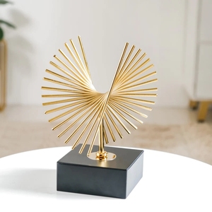 Figurine de table géométrique moderne en métal doré avec base noire solide pour le bureau, l'armoire et l'étagère - Product Image 5