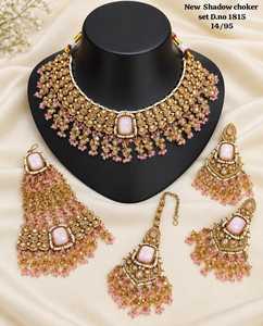 Ensemble collier choker en pierre rose plaqué or avec boucles d'oreilles et Maang Tikka, bijoux de mariée indiens - Product Image 1