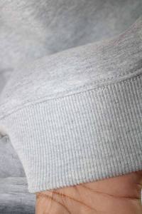 Sweat-shirt gris clair à col montant avec grande inscription rouge sur le devant, coupe droite, manches longues, poignets et ourlet côtelés, vêtements à marque privée - Product Image 5