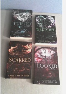 Set de 4 Libros de Romance Oscuro: Hooked, Scarred, Wretched, Twisted (Edición en Papel) - Product Image 3