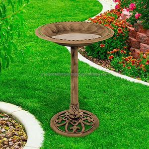 Bain d'oiseaux classique en métal pour jardin, patio, design élégant, base robuste, attirant les oiseaux, avec bassin de rétention d'eau. - Product Image 4