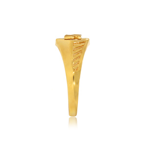 Bague signet en or de créateur pour homme avec motif gaufré en forme de bouclier géométrique, détails latéraux ajourés et bande lisse polie - Product Image 3