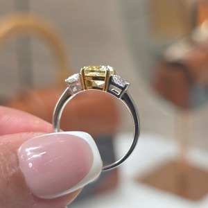 Bague de fiançailles de luxe en or bicolore 14K avec diamant jaune fantaisie de 2,30 carats de taille coussin, cultivé en laboratoire, trois pierres, sertissage en barrette trapézoïdale - Product Image 3