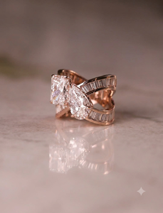 Bague de fiançailles minimaliste personnalisée en or 10K 14K 18K avec diamant de laboratoire, coupe radiant, bande croisée baguette, plaqué or rose, vente en gros - Product Image 3