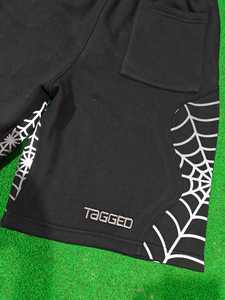 Pantalones cortos deportivos transpirables de punto para hombre, con estampado de telaraña negra y reflectores, cintura con cordón ajustable. - Product Image 5
