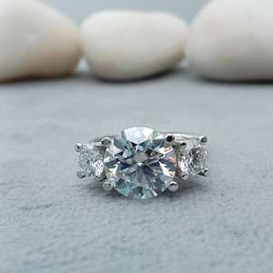 Anillo de oro redondo de calidad premium con incrustaciones de circonitas, joyería de moda para bodas y regalos, de proveedor indio. - Product Image 1