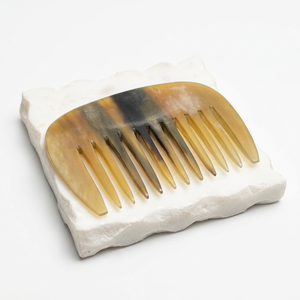 Peine de Cuerno Natural Hecho a Mano con Dientes Anchos para Aseo Personal, Venta al por Mayor, Logotipo Personalizado, OEM, ODM, Marca Privada, a Granel - Product Image 1