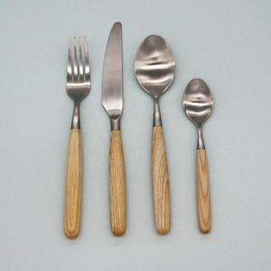 Ensemble de couverts en acier inoxydable plaqué or avec manche en résine blanche Ensemble de couteaux et de fourchettes et de cuillères personnalisés par le concepteur - Product Image 2