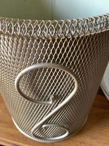 Cesto de basura vintage de metal moderno de mediados de siglo con decoración floral, ideal para oficina, cocina y áreas públicas. - Product Image 4