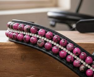 Diadema para Caballo en Forma de V de Lujo Rub International - Hecha a Mano con Cuentas de Cristal Rosa y Piedras de la Suerte - Cuero Negro Premium Cómodo - Product Image 4