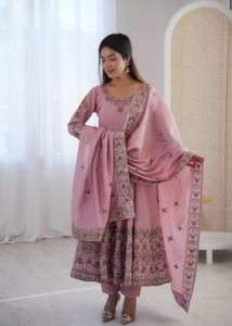 Vestido de seda romana con bordado de diseñador y trabajo de lentejuelas, con falda y dupatta, completamente cosido, listo para usar. - Product Image 1