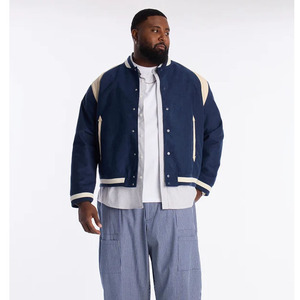 Chaqueta Varsity Azul Marino para Hombre con Bloques de Color y Cierre de Botones, Corte Regular, Estilo Casual Urbano - Product Image 3