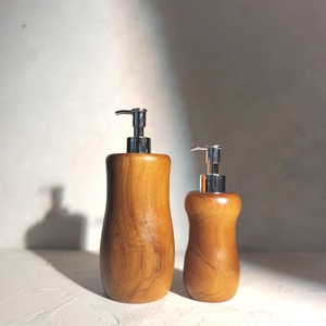 Support en bois haut de gamme pour flacon pompe, idéal pour le savon liquide et les désinfectants – Organisateur de comptoir de réception et de bureau – Fabriqué en Inde - Product Image 2