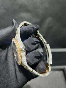 Montre mécanique en acier inoxydable bicolore avec cadran romain et fenêtre de date, sertie de moissanite VVS – Montre de luxe unisexe style Hip Hop - Product Image 2