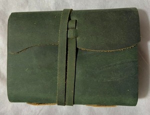Étui organisateur/agenda en cuir vert à clapet avec reliure cousue et fermeture magnétique, idéal comme cadeau - Product Image 1