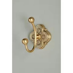 Ganchos de pared metálicos de estilo decorativo para colgar abrigos, sombreros y bolsos en la entrada. - Product Image 1