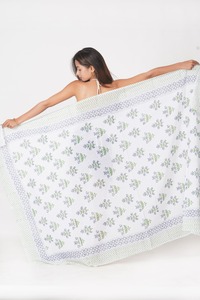 Sarong en coton bleu ciel à motifs floraux imprimé à la main - Product Image 2