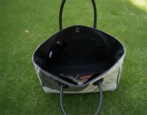 Sac fourre-tout de luxe fait main en cuir véritable avec broderie couleur unie et fermeture éclair LHTB-0036 - Product Image 2