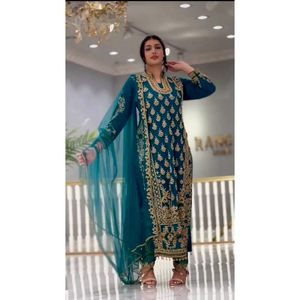 Conjunto de Pantalón y Top de Diseño con Lentejuelas y Dupatta Verde - Product Image 1