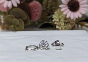 Pendientes de aro colgantes con diamantes cultivados en laboratorio de corte redondo de 2 quilates, con engaste de bisel, de oro blanco macizo de 14k para mujer. - Product Image 2