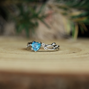 Bague de fiançailles classique en Alexandrite taille cœur, en argent sterling 925 plaqué platine, avec sertissage griffe certifié, inspirée de la nature - Product Image 5