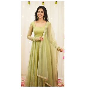 Robe Anarkali en Organza Tabby Radiant pour Femme avec Broderie de Perles, Pantalon en Georgette à Motifs Floraux et Dupatta en Tulle Papillon pour Mariage et Cérémonies - Product Image 4