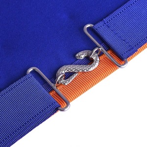 Delantal de la Orden de San Lázaro con bordes azules y naranjas y rejilla plateada, de alta calidad y a precios económicos. - Product Image 5