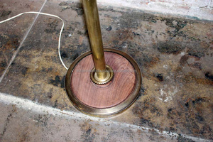 Lámpara de pie de latón de lujo moderna con base de metal elegante, perfecta para un dormitorio interior elegante y decoración del hogar - Product Image 4