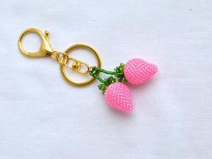 พวงกุญแจสตรอว์เบอร์รี่สีชมพูคู่ ประดับลูกปัด ทำมือ เป็นมิตรกับสิ่งแวดล้อม ของขวัญแต่งงานสำหรับผู้หญิง ดีไซน์สวยงาม โดย MULTI CRAFT - Product Image 3