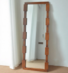 Miroir sur pied en bois avec accents géométriques audacieux. Pièce maîtresse architecturale pour les entrées. Disponible au prix de gros. - Product Image 1