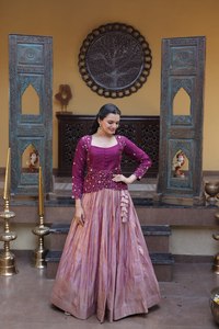 Conjunto de Lehenga Choli de Seda Jacquard con Volantes en Rosa Empolvado y Chaqueta Peplum de Seda Magenta - Product Image 2
