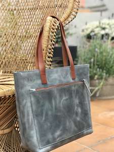 Sac fourre-tout élégant en cuir véritable pour femme avec double bandoulière et fermeture éclair, fait main LTB-0302 - Product Image 4