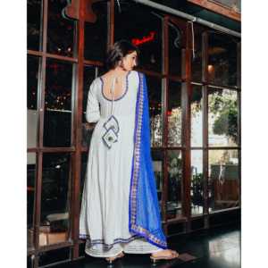 Ensemble de costume en mousseline de soie Gotapatti blanc apaisant pour femme, respirant, ethnique, élégant, coupe ample, kurta et dupatta pour l'été, tenue de fête - Product Image 2