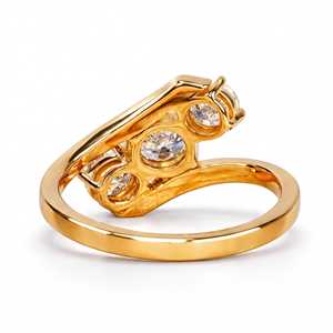 Bague Bypass à Trois Pierres en Or Massif Graduée avec Diamant de Laboratoire Rond Taillé Couleur E VVS – Coffret Cadeau Anniversaire Classique pour Fiançailles - Product Image 6
