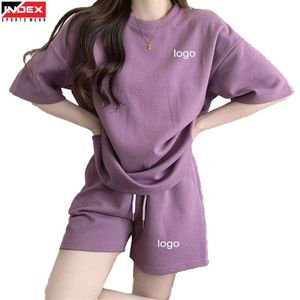 ชุดเสื้อยืดและกางเกงขาสั้นลำลองสำหรับผู้หญิงลายโลโก้แบบกำหนดเอง ชุดเซ็ต 2 ชิ้น เสื้อผ้าฝ้ายระบายอากาศ แขนสั้น ชุดกีฬา เสื้อผ้าสตรี - Product Image 1
