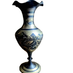 แจกันทองเหลืองแกะสลักลายวินเทจทำมือ พร้อมลายดอกไม้เคลือบสีดำ แจกันตกแต่งสำหรับใส่ดอกไม้ ผลิตในประเทศปากีสถาน - Product Image 1