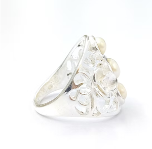 แหวนเงินแท้ 925 ประดับมุกสามเม็ด ดีไซน์ลายดอกไม้ น้ำหนัก 9.0 กรัม - Product Image 3